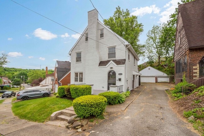 Building Photo - Stunning 5 bedroom home in McKeesport available July 1!