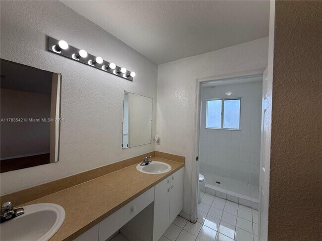 Building Photo - 3 bedroom in Miami Gardens FL 33169
