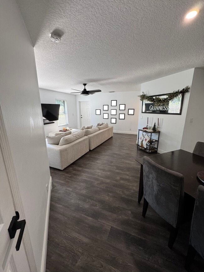 Building Photo - 1146 NE Coy Senda