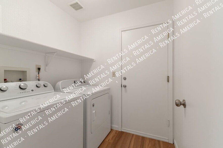 Building Photo - 8668 S Desert Dove Dr