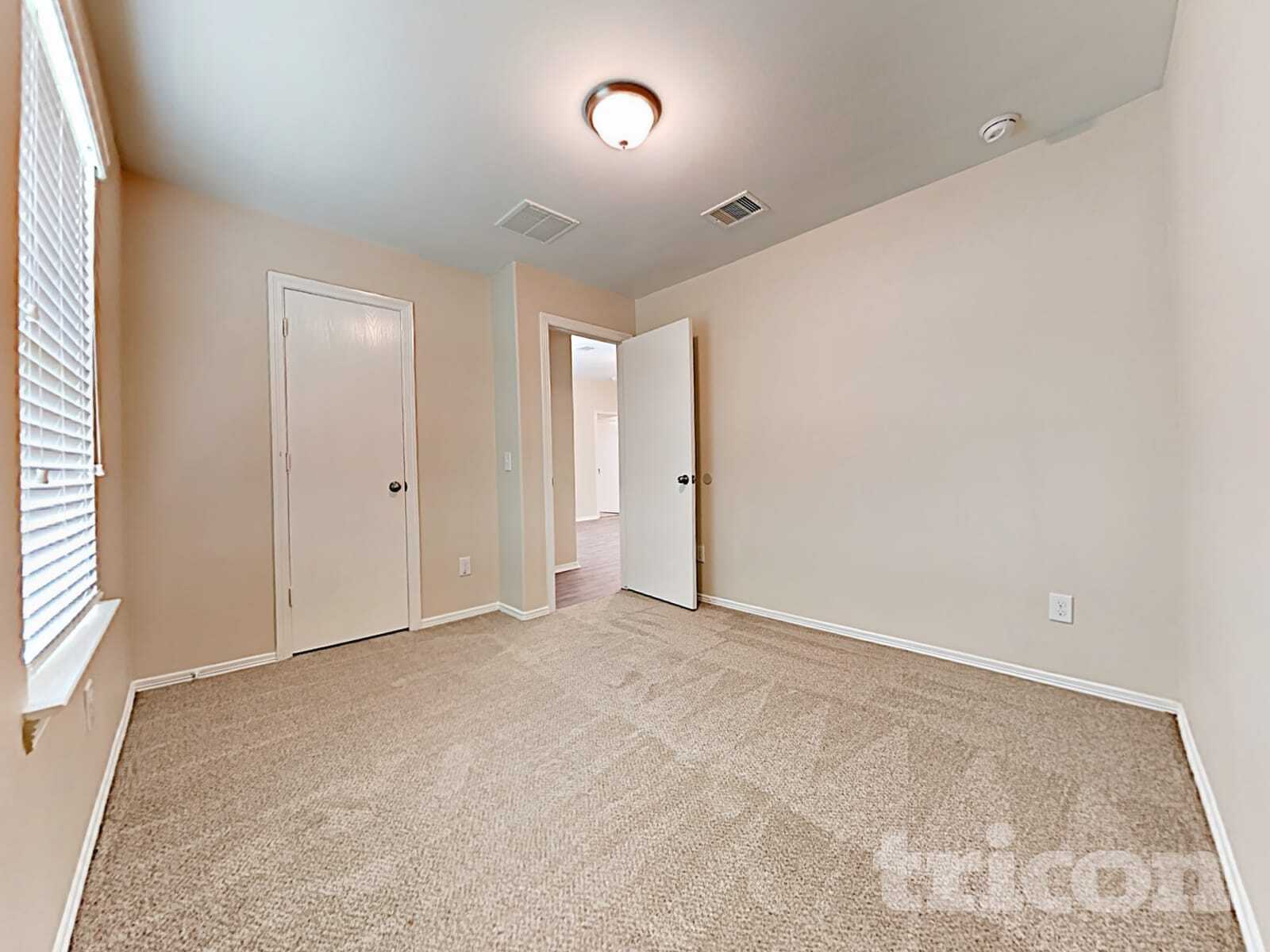 Building Photo - 110 N Golden Oak Dr