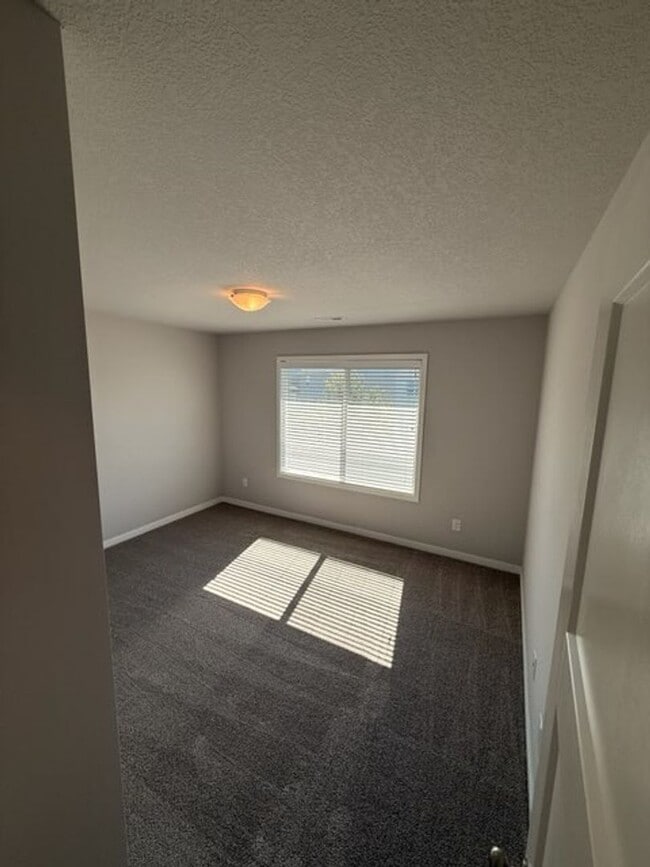Building Photo - Beautiful 3 Bedroom Single Family Home in ...