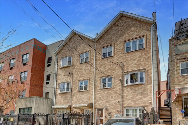 Primary Photo - 712 Snediker Ave