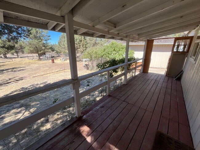 Building Photo - Country 3-bdr/2-bath with huge yard in Crooked River Ranch!