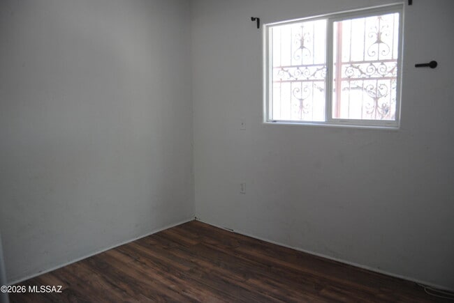 Building Photo - 859 W Kelso St
