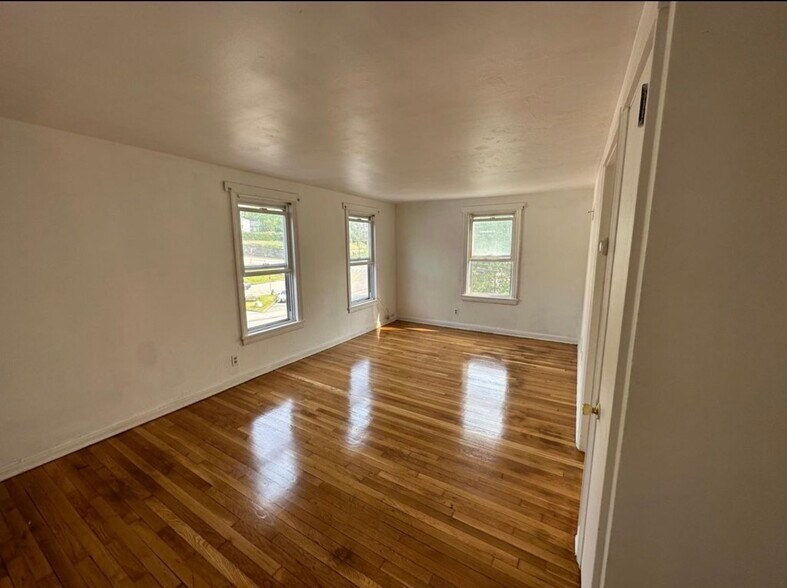 Building Photo - 256 Broad St