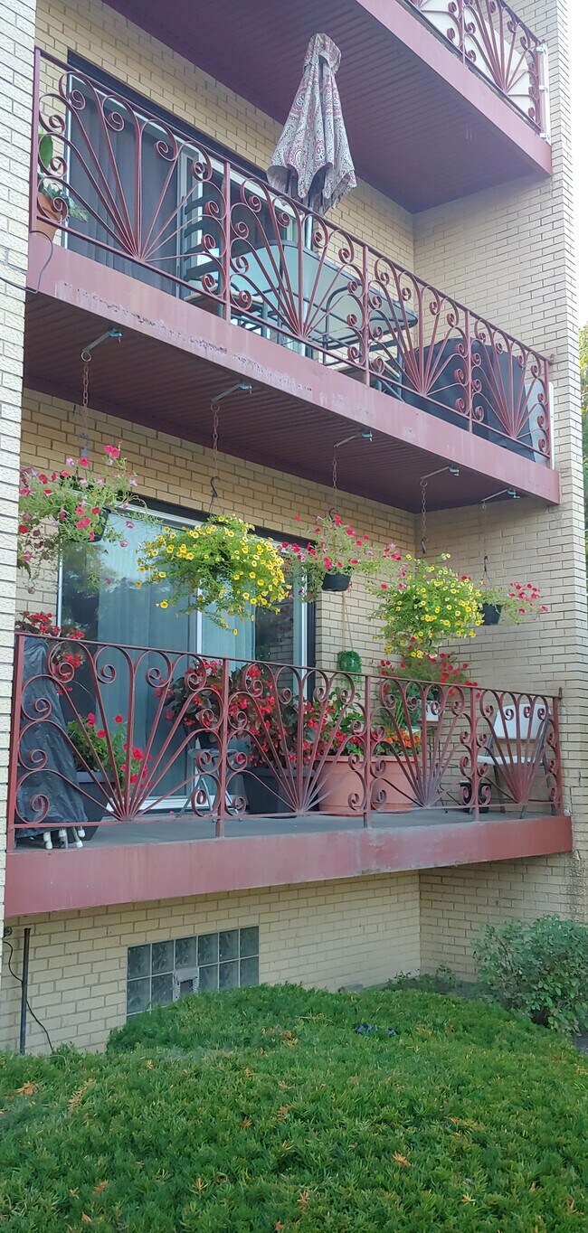 outside front - 6720 N Damen Ave