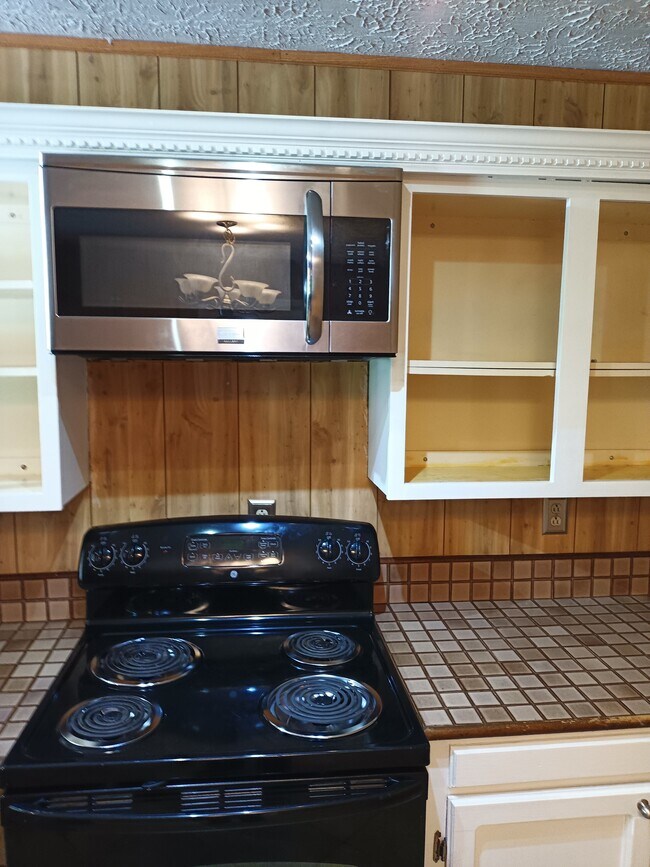 Building Photo - 471 Logan Ave