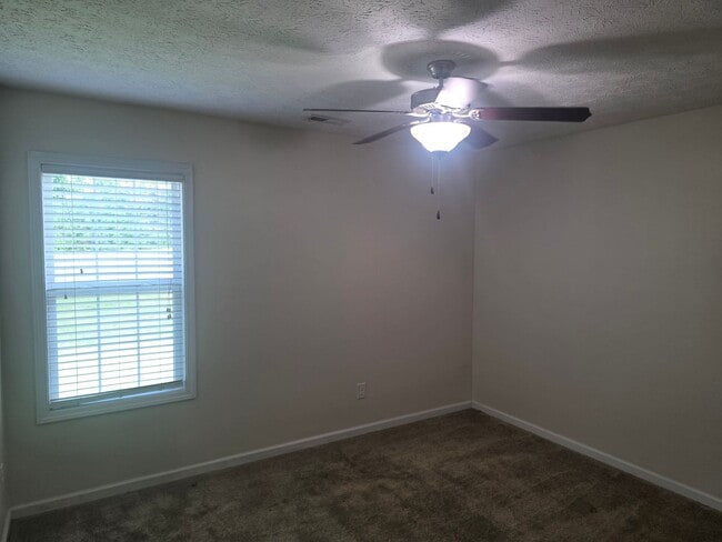 Building Photo - Nice 3 bedroom, 2 bath home with 2 car gar...