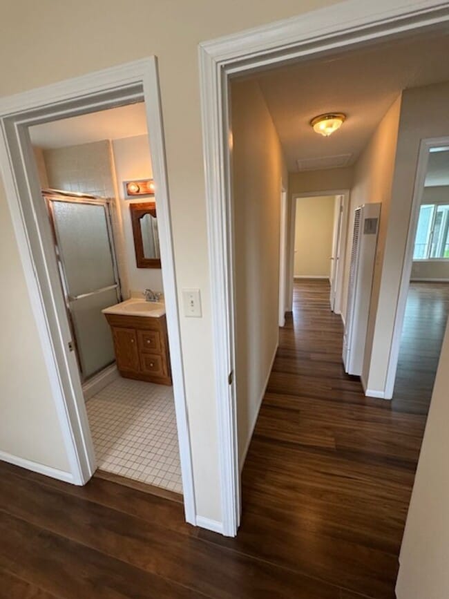 Building Photo - Beautiful 3 bedroom 2 bath HOME . . .  Clo...