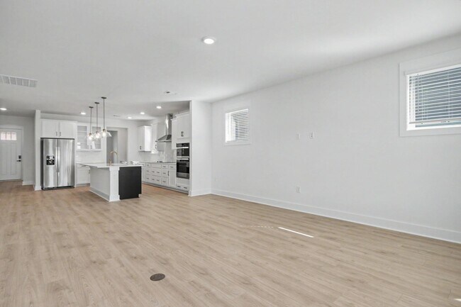 Building Photo - 3084 Claredon St