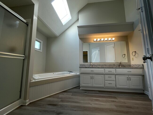 Building Photo - Stunning 4BR 2.5BA w/ Granite Kitchen in South Overland Park