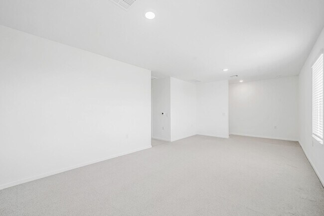 Building Photo - **Experience Modern Living in Valle Sol  T...