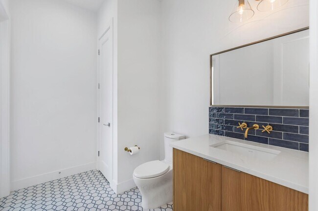 Building Photo - Stunning Custom Built Residence in the Exc...
