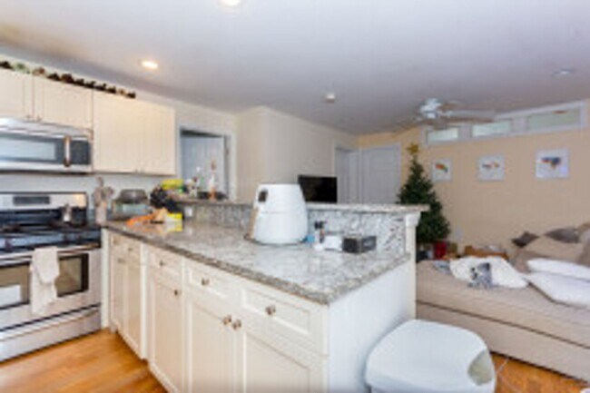 Building Photo - Brookline (BU) 3 BR apartment_9/1/26 (H&HW Included, Parking Available)