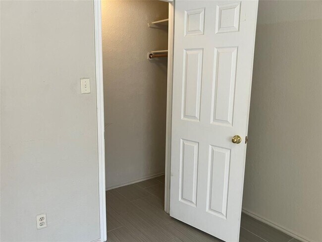 Building Photo - 1209 Wood Creek Dr