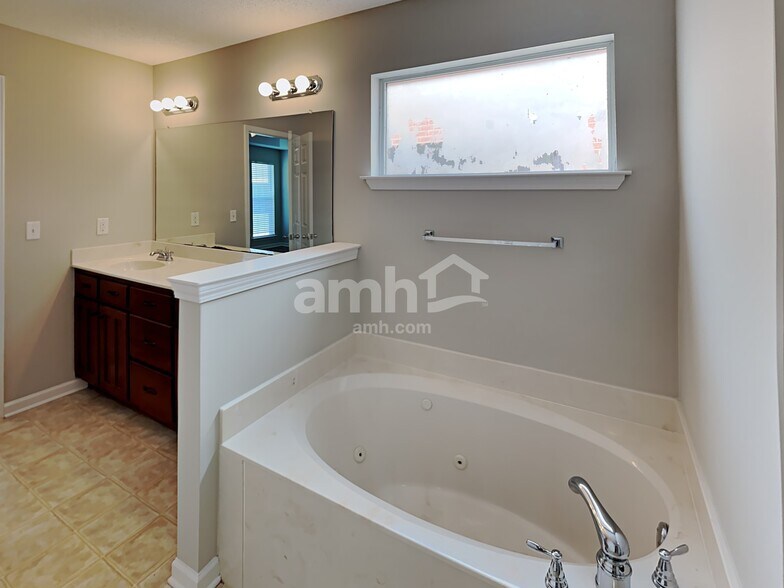 Building Photo - 1900 Roy Dr