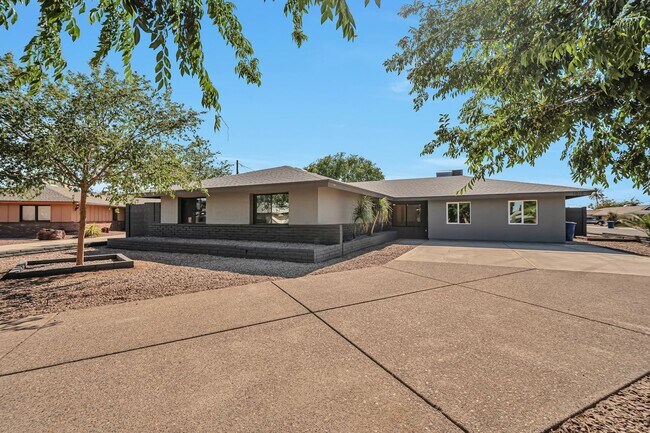 Building Photo - 6-Bedroom, 3-Bath Tempe Home with Pool, Bar & Prime Location