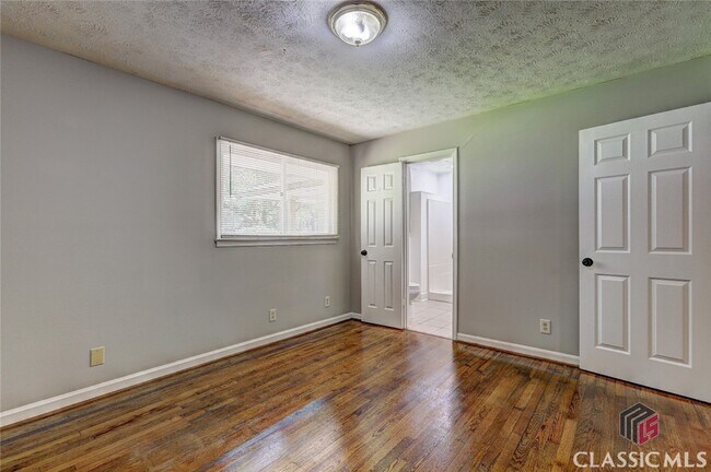 Building Photo - 215 Hubbard St