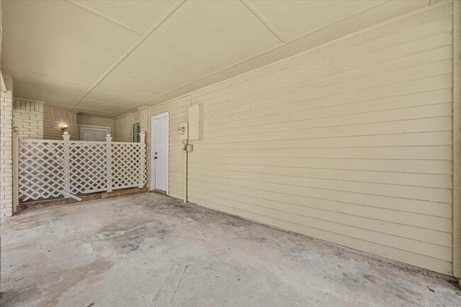 Building Photo - 2504 Brook Hollow Ct