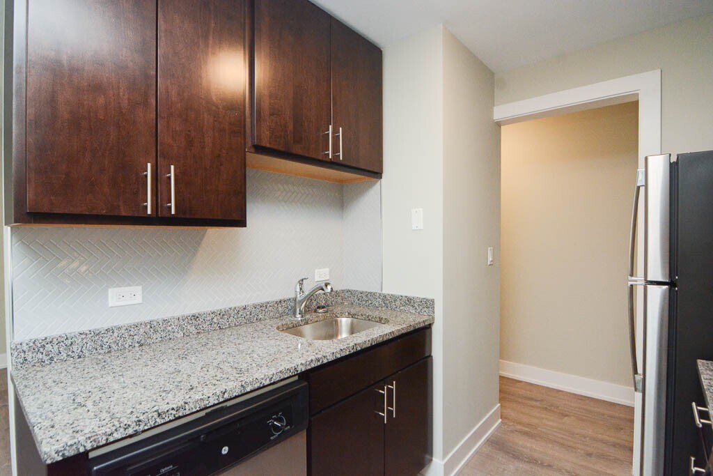 Building Photo - 447 W Surf St