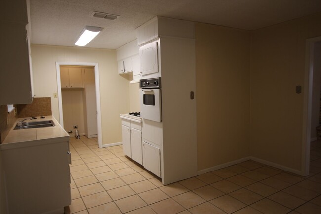 Building Photo - Spacious 3-Bedroom Home in South Tyler – A...