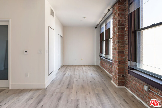 Building Photo - 460 S Spring St