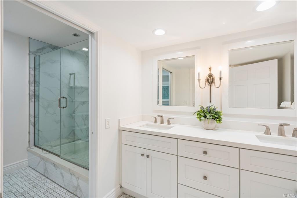 Building Photo - 2019 Sunset Plaza Dr