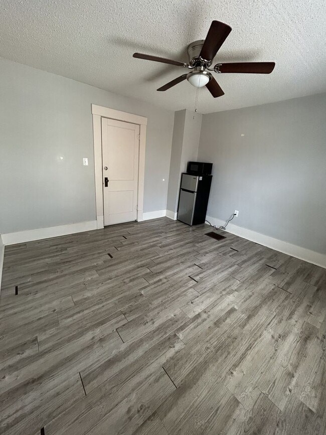 Building Photo - 110 W Lindburg St