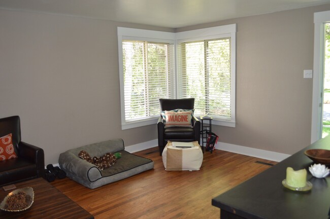 Building Photo - Remodeled 2 bed, 1 bath in the heart of Fo...