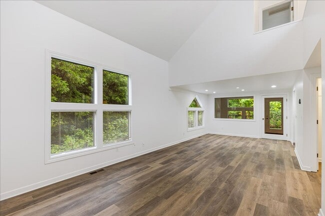 Building Photo - Newly Renovated + Sunny & Bright, 2 Bedroo...