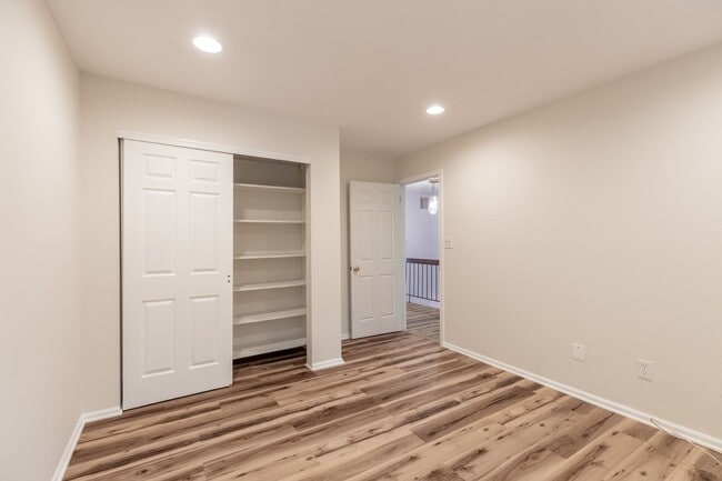 Building Photo - 3 bed 2.5 bath