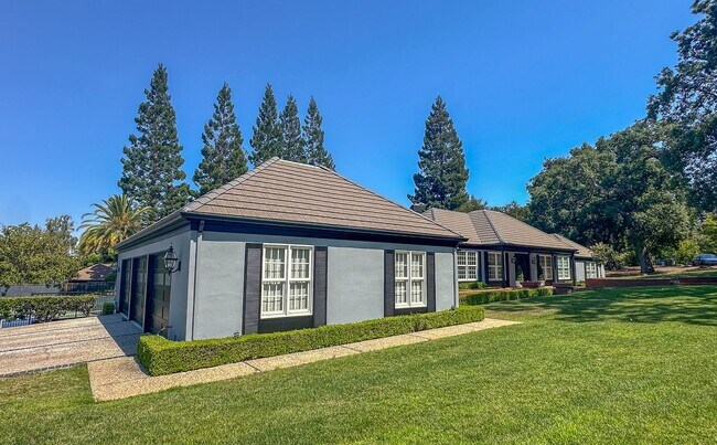 Building Photo - Exceptional Executive Estate With Pool and Tennis Court