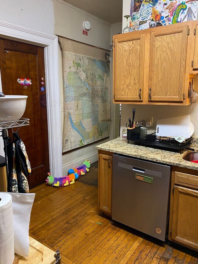 Building Photo - Available 6/1/26 Spacious 2nd/3rd Floor Du...