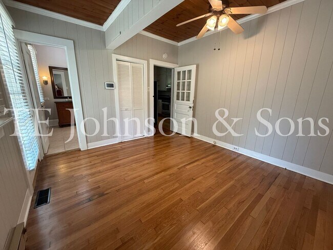 Building Photo - 817 S Hawthorne Rd