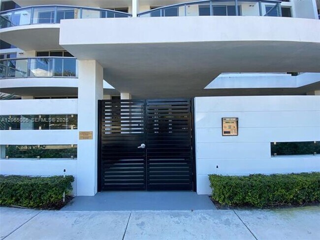 Building Photo - 13800 Highland Dr