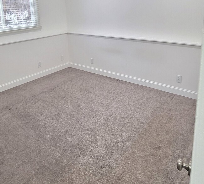 Building Photo - 996 Hawthorne Dr