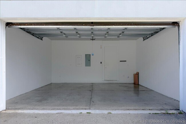 Building Photo - 405 NE 35th Ct
