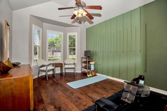 Building Photo - Fabulour Bridgeport S/D Home w/AMAZING out...