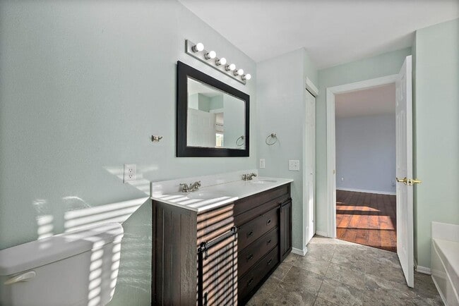 Building Photo - Modern 4-Bedroom Home with 5-Piece Primary...