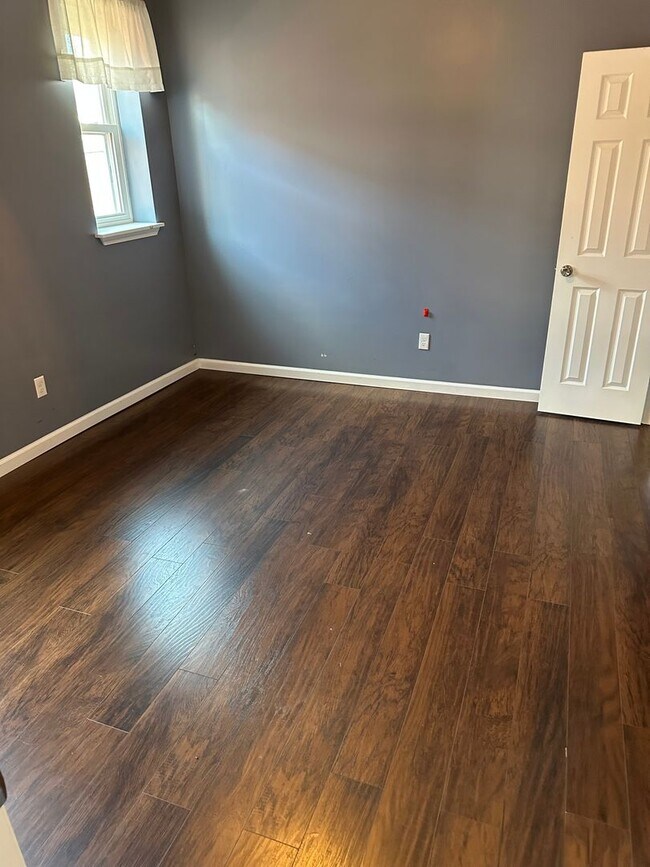 Building Photo - 1807 Jane St