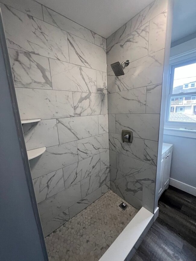 Building Photo - Newly Renovated 3 Bedroom Home