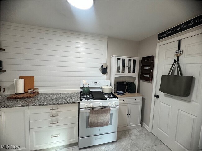 Building Photo - 1445 W 52nd St