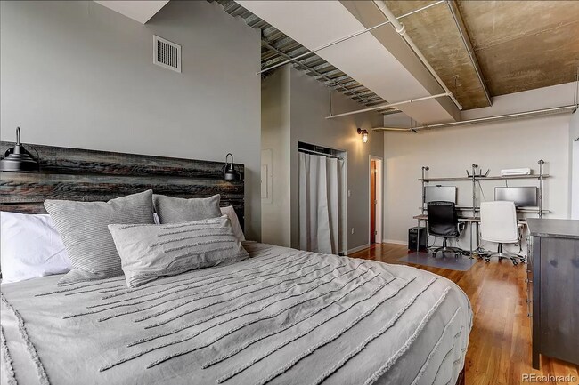 Building Photo - Beautiful and Spacious Loft-Style Condo 1 Bed/1.5 Bath Near Ballpark