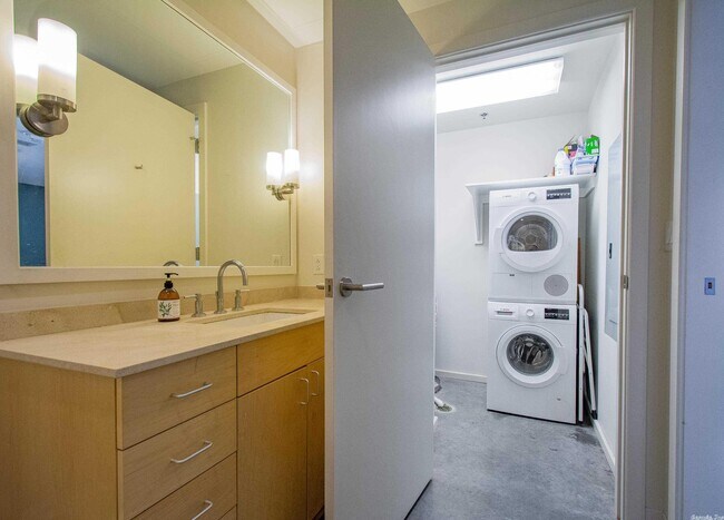 Building Photo - 315 Rock St