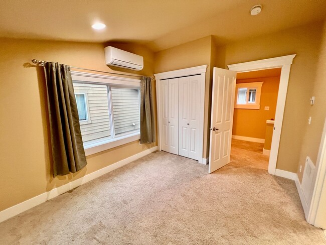 Building Photo - Spacious Greenwood townhouse - Available now!