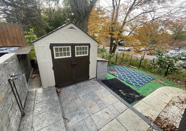 Building Photo - 115 Benson St