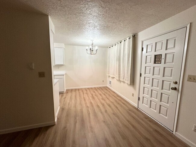 Building Photo - 2 Bedroom Duplex Off Oleson Road!