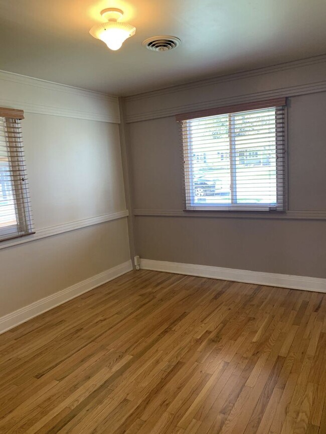 Building Photo - Evolve Real Estate: Available 6/6/2026! Quaint 3 Bedroom Ranch with Huge Yard in University Hills...