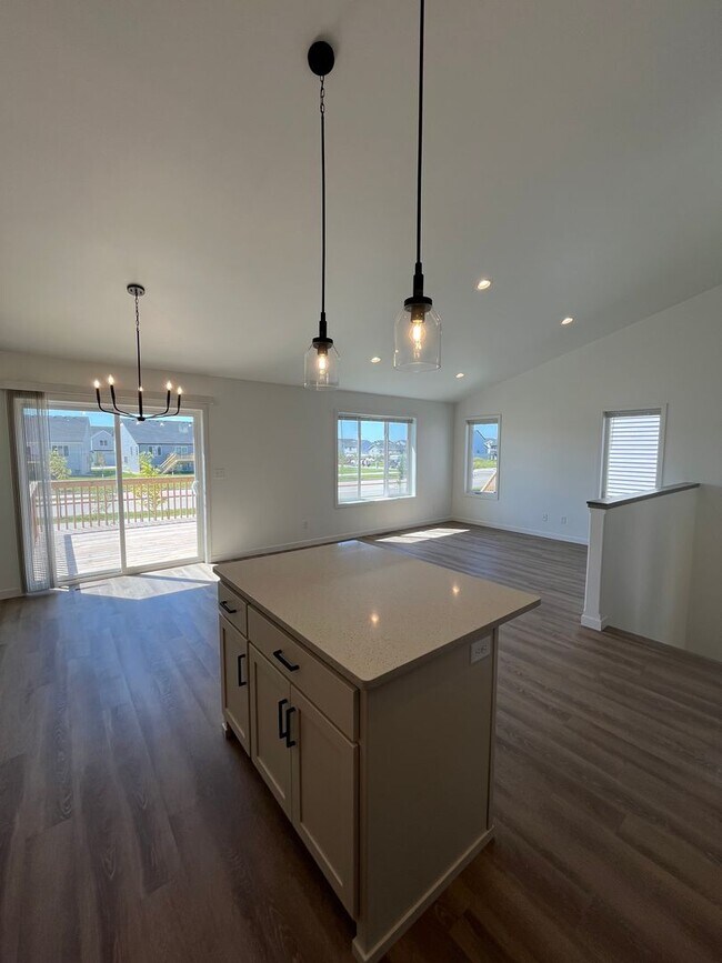 Building Photo - 3 Bed 3 Bath Townhome